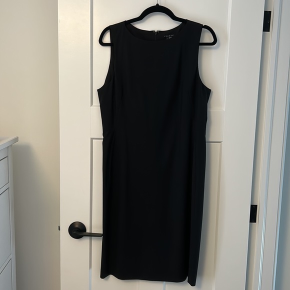 Theory Sleeveless Fitted Dress in Good Wool in Black - Picture 5 of 5